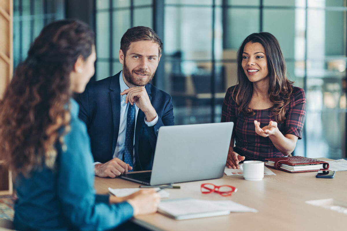 Consultores de Gestão Patrimonial atendendo a um cliente Consultores de Investimento e Gestão Patrionial atendendo um cliente
